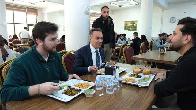 TOGÜ Rektörü Yılmaz, yemekhanede öğrencilerle bir araya geldi