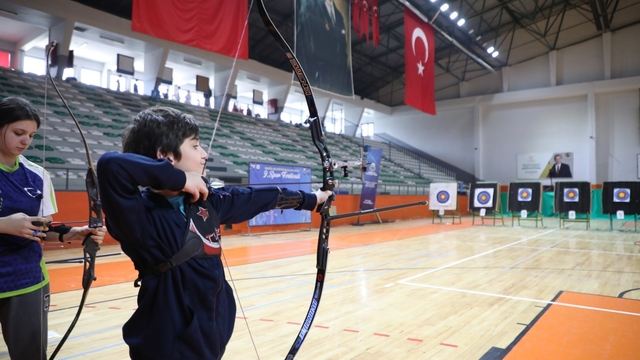 Spor festivalinde öğrenciler okçular yarıştı