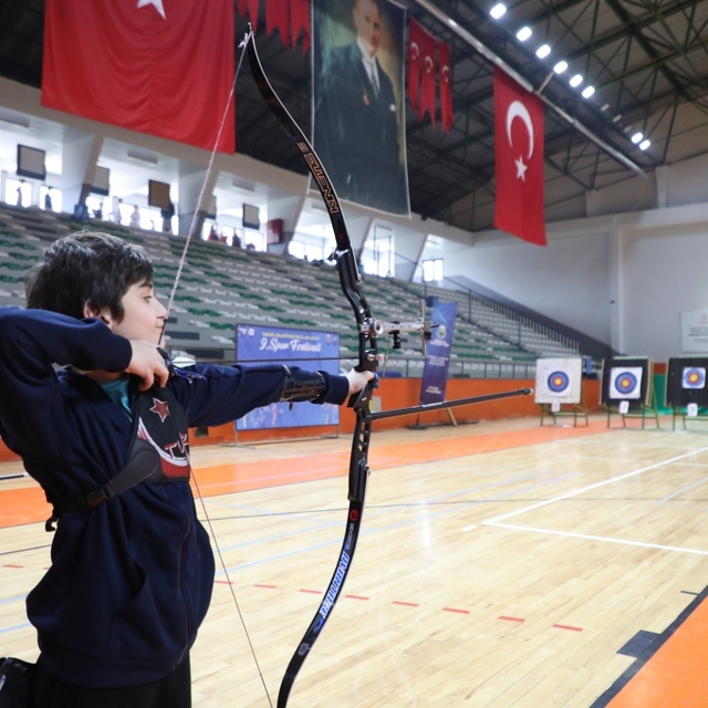 Spor festivalinde öğrenciler okçular yarıştı