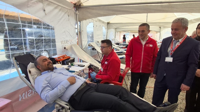 Üniversite öğrencilerinden kan bağış kampanyasına yoğun ilgi
İlk kanı Rektör Akkaya verdi