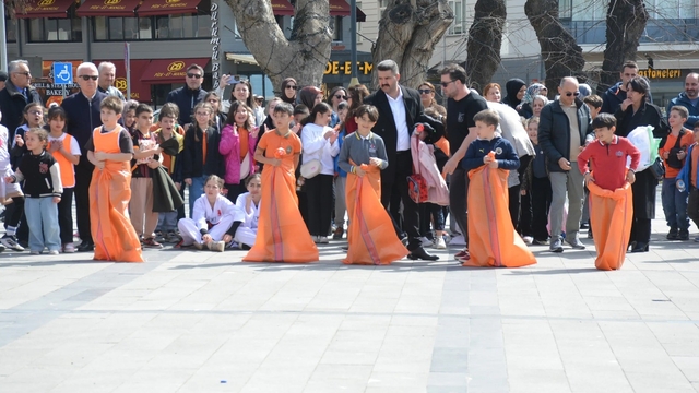Çocuk şenliği Sinop'ta renkli görüntülere sahne oldu