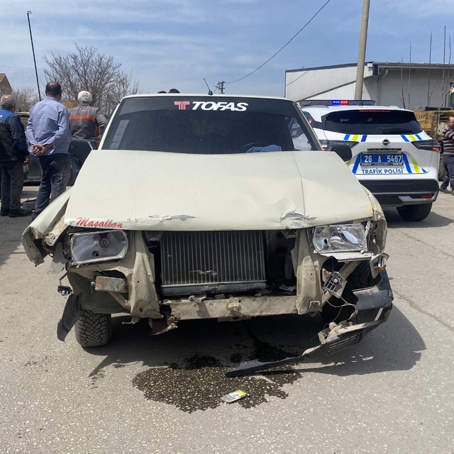 İki araç çarpıştı, 4 araç hasar aldı