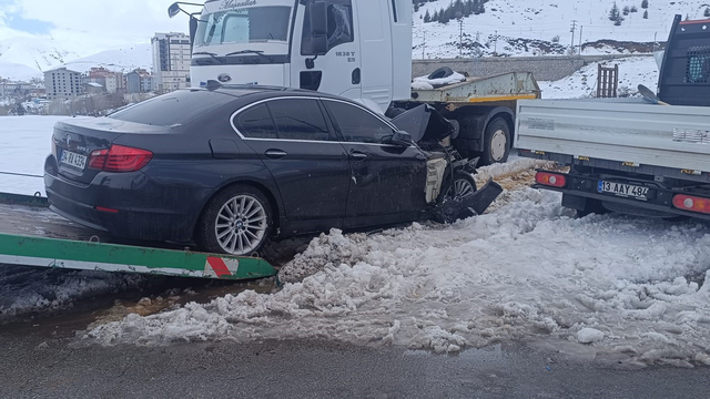 Bitlis'te 2 ayrı kazada 12 yaralı