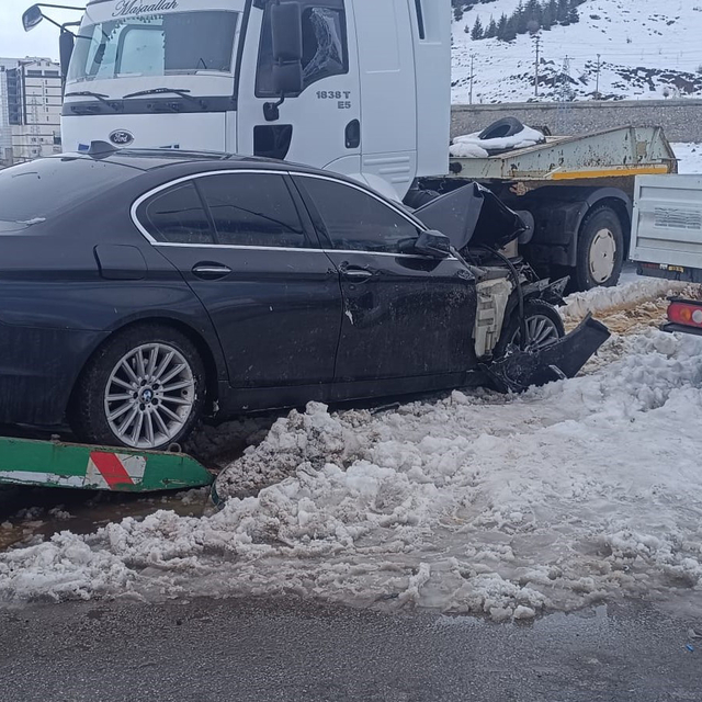 Bitlis'te 2 ayrı kazada 12 yaralı