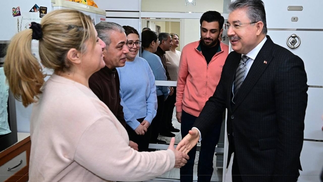 Eskişehir Valisi Yılmaz, depremzede aileyi ziyaret etti