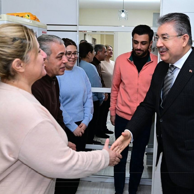 Eskişehir Valisi Yılmaz, depremzede aileyi ziyaret etti