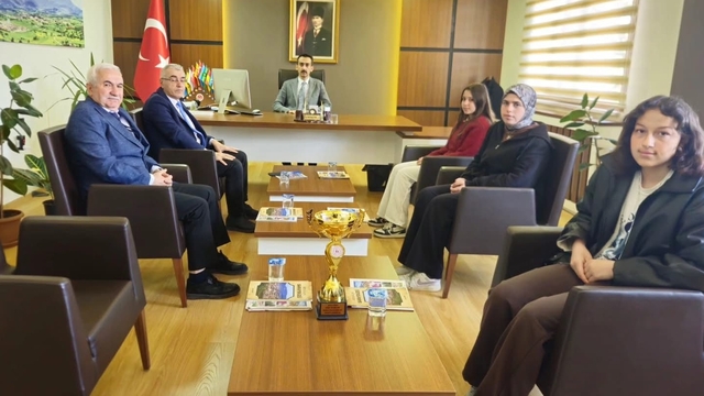 Saraydüzü'nde Kaymakam Ünal, bocce turnuvasında birinci olan öğrencileri ağırladı