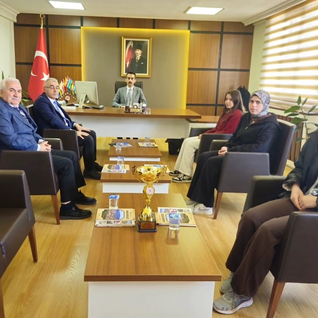 Saraydüzü'nde Kaymakam Ünal, bocce turnuvasında birinci olan öğrencileri ağ...