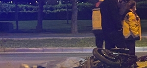 İzmir'de genç motosikletlinin hayatını kaybettiği kazanın görüntüleri ortaya çıktı Otomobille çarpışan motosikletlinin yola savrulduğu anlar kameraya yansıdı