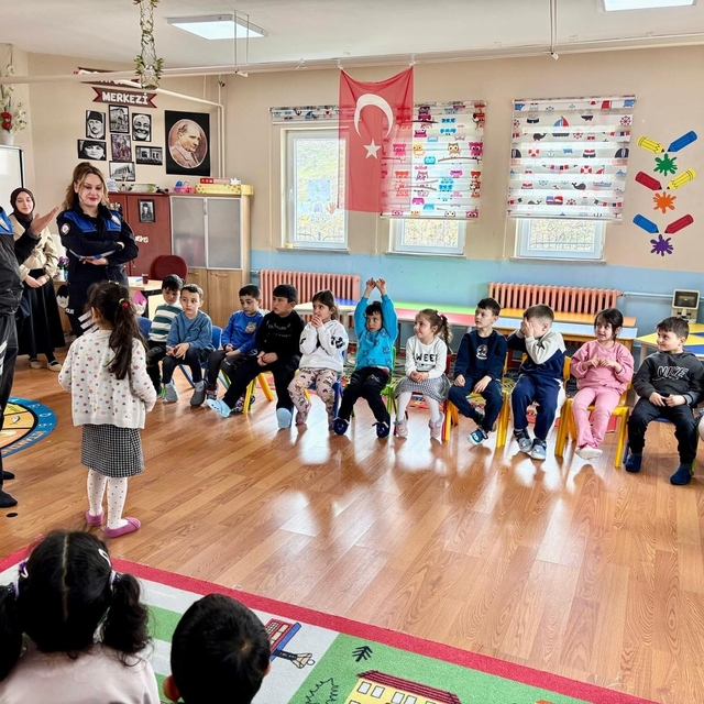 Kars'ta polis öğrencilerle buluştu