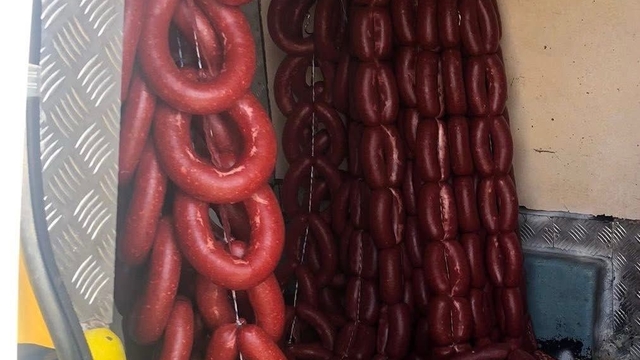 Kırşehir'de 96 kilo kaçak sucuk ele geçirildi