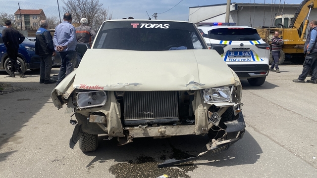 İki araç çarpıştı, 4 araç hasar aldı