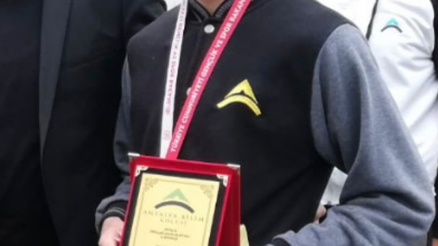 Şampiyon genç sporcunun 3,5 yıllık hayat mücadelesi ölümle bitti, sanık için yeni iddianame hazırlandı
Şampiyon sporcunun ölümünden sonra 'taksirle ölüme neden olma' suçundan cezalandırılması istenildi
Acılı abla: "Dünya şampiyonu olmak isteyen kardeşimin toprağını bugün boynumda taşıyorum"