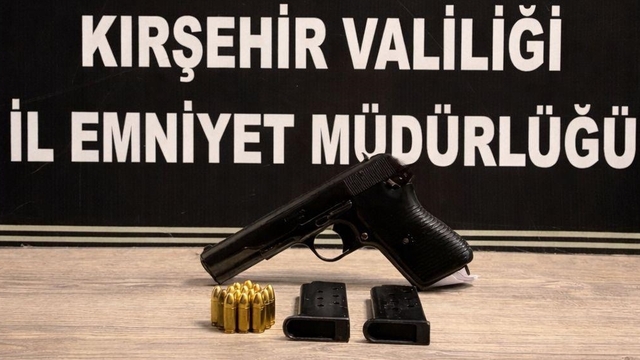 Kırşehir'de 2 ruhsatsız tabanca, av tüfeği, şarjör ve çok sayıda fişek ele geçirildi