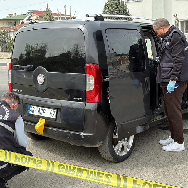 Trafikte 'yol verme' tartışmasında tabancayla vuruldu