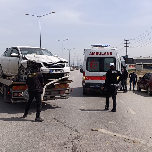 Bursa'da 4 aracın karıştığı zincirleme kaza; 1'i çocuk 5 yaralı