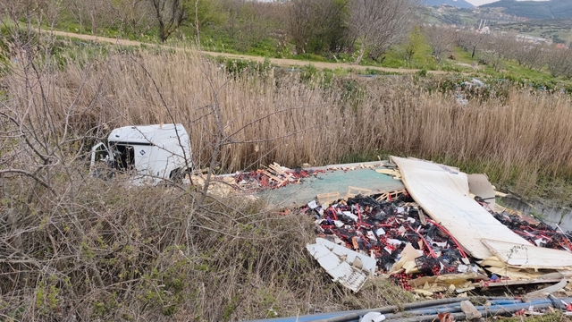 Isparta'da Kovada kanalına devrilen çekicinin sürücüsü yaralandı