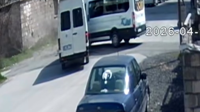 Kayseri'de iki minibüs çarpıştığı kaza kamerada; 8 yaralı