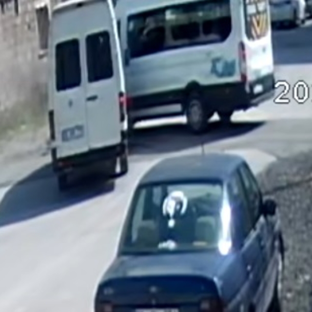 Kayseri'de iki minibüs çarpıştığı kaza kamerada; 8 yaralı