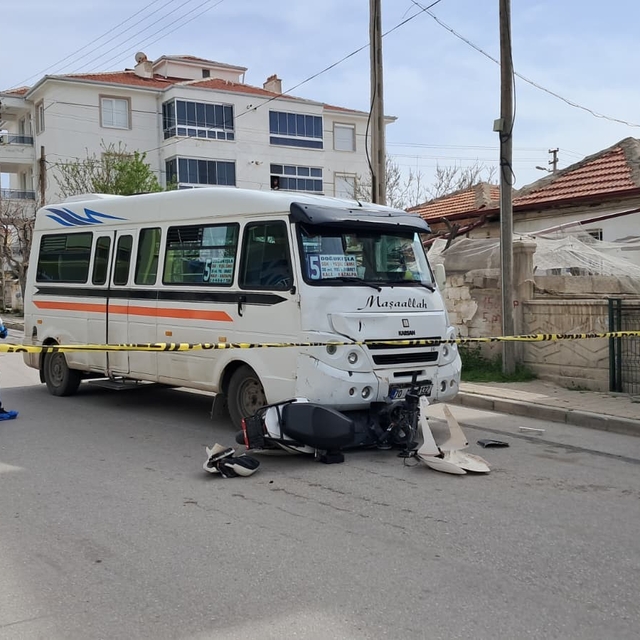 Minibüsün çarptığı elektrikli bisikletteki 2 çocuk ağır yaralandı