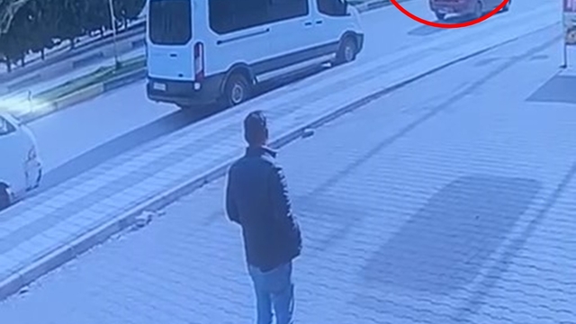 Otomobil, kaldırımdaki 2 çocuğa çarptı; kaza kamerada