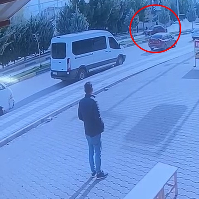 Otomobil, kaldırımdaki 2 çocuğa çarptı; kaza kamerada