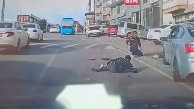 Direksiyon başında uyuduğu öne sürülen sürücü, kaldırımdaki yayalara çarptı