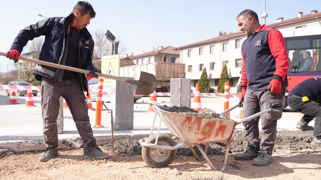 Emniyet kavşağı yenileniyor
İstanbul Caddesi'nde dönel kavşak çalışma