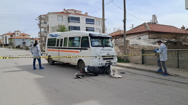 Minibüsün çarptığı elektrikli bisikletteki 2 çocuk ağır yaralandı