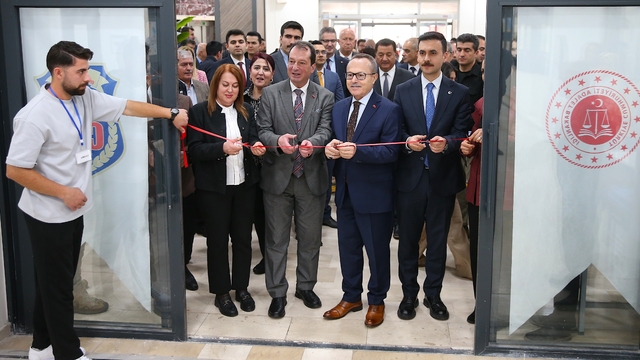 Diyarbakır'da cezaevindeki çocuklar ile üniversite öğrencilerinin hazırladığı sanatsal ürünler sergilendi