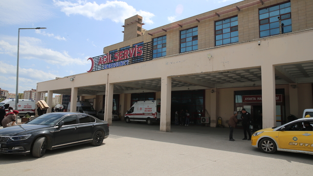 Diyarbakır'da otomobilin kaldırımda çarptığı 2 öğrenci yaralandı