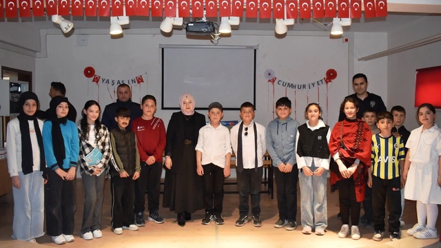 Yeşilyurt Kaymakamı Altın, köy okulunda tiyatro gösterisini izledi