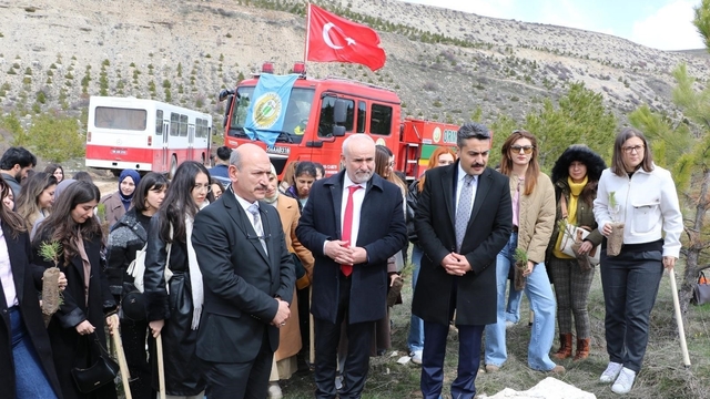 Öğretmen adayları fidanları toprakla buluşturdu
Sivas Milli Eğitim Akademisi'nde eğitime başlayan öğretmen adayları için fidan dikim etkinliği gerçekleştirildi