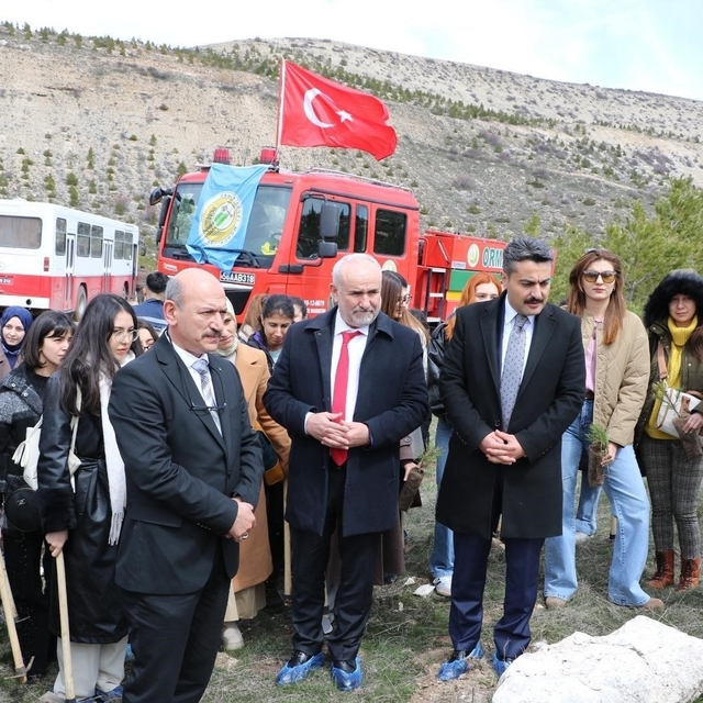 Öğretmen adayları fidanları toprakla buluşturdu
Sivas Milli Eğitim Akademis...