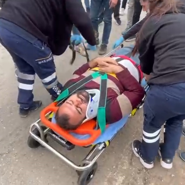 Isparta'da elma yüklü çekici kanala devrildi: 1 yaralı