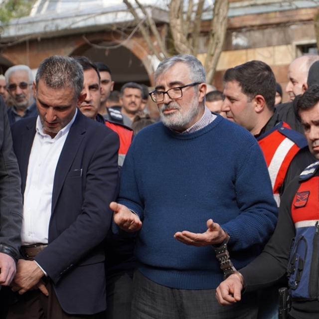 Fadıl Akgündüz, annesinin cenazesine jandarma nezaretinde katıldı