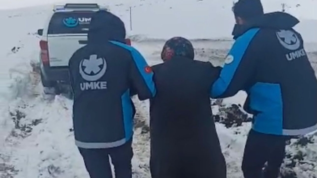 Kars'ta kardan yolu kapanan köydeki hasta sağlık ekiplerince hastaneye ulaştırıldı