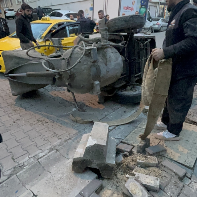 Harç karma makinesi, ticari taksinin üzerine devrildi