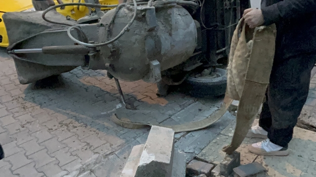 Harç karma makinesi, ticari taksinin üzerine devrildi