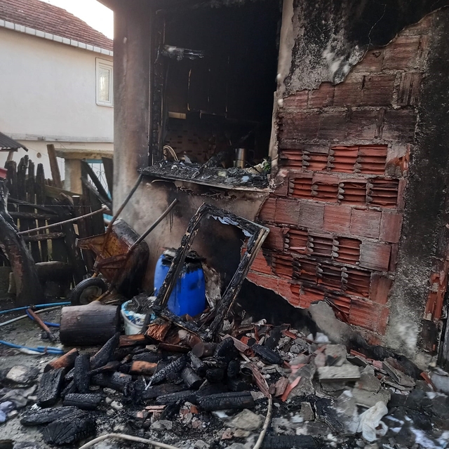 Mutfakta çıkan yangın evi küle çeviriyordu