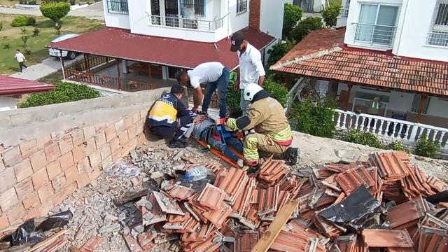 Hatay'da su deposunu onardığı sırada düşen işçi yaralandı