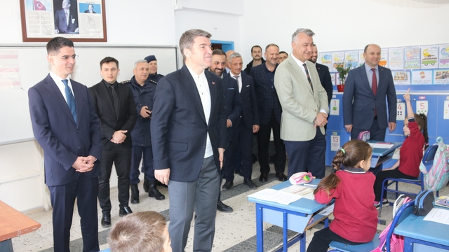 Amasya Valisi Bakan'dan Taşova'da okullara ziyaret
