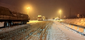 Kop Dağı Geçidi’nde buzlanma ulaşımı aksattı