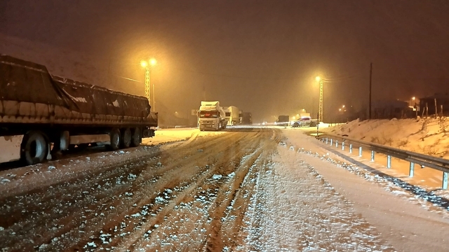 Kop Dağı Geçidi'nde buzlanma ulaşımı aksattı