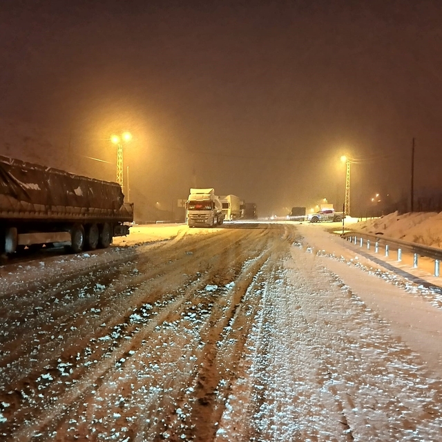 Kop Dağı Geçidi'nde buzlanma ulaşımı aksattı