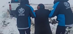 Kardan yolu kapanan köyde rahatsızlanan kadın için ekipler seferber oldu