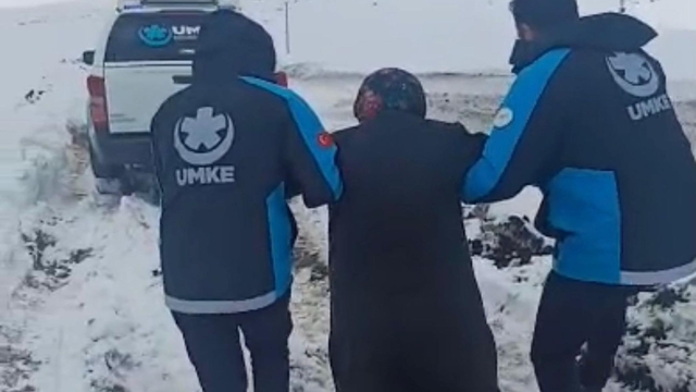Kardan yolu kapanan köyde rahatsızlanan kadın için ekipler seferber oldu