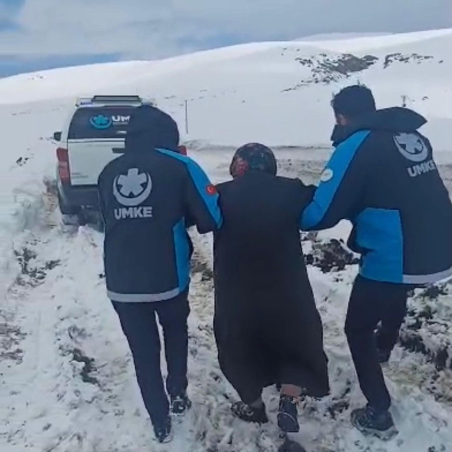 Kardan yolu kapanan köyde rahatsızlanan kadın için ekipler seferber oldu