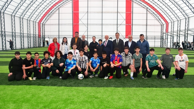 Başkan Kul: "En büyük yatırım, evlatlarımızın gülen yüzüdür"
Terme Ortaokuluna yeni halı saha