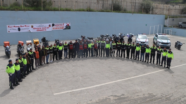 Aliağa'da motosiklet sürücülerine jandarmadan 'Güvenli Sürüş' eğitimi